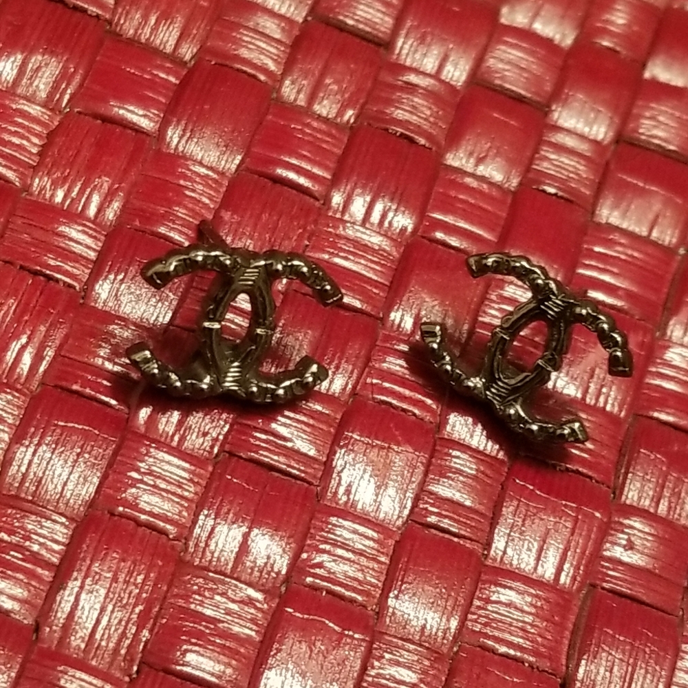 Vintage Chanel CC Logo Earrings - Picture 2 of 5